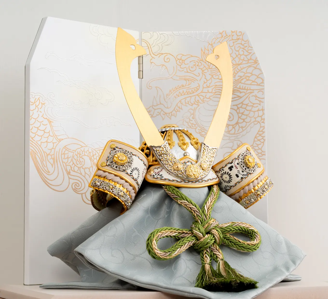 五月人形「若葉色に昇龍の兜（平飾りタイプ）」｜五月人形の通販 ふらここ