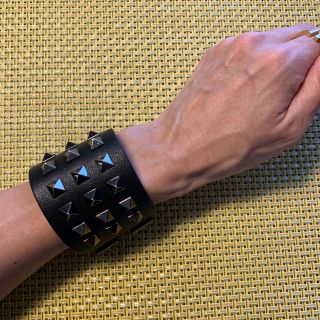 VALENTINO（スタッズ ・ ブレスレット/バングル）のフリマアイテム一覧