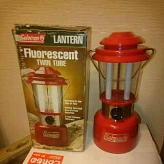 Coleman - コールマン 蛍光灯ツインランタン Model:5344-703(赤)の通販