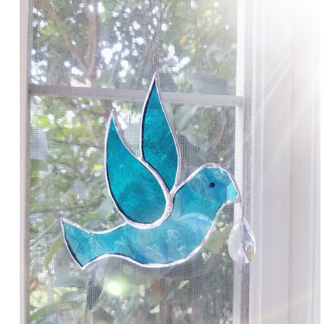 ステンドグラス クリスタルを運ぶ 青い鳥のサンキャッチャーの通販 by