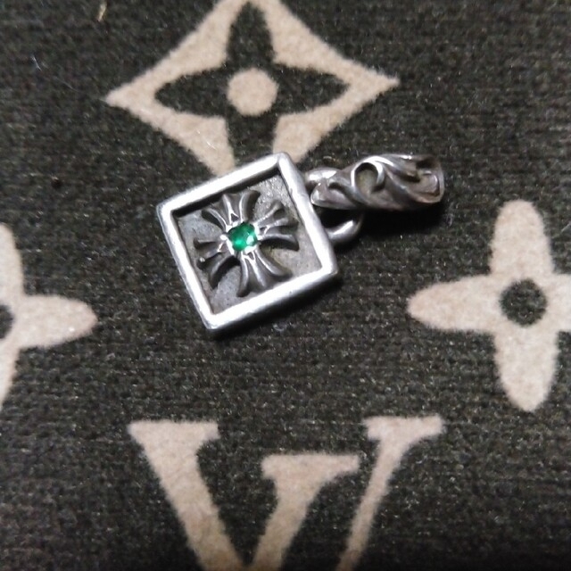 クロムハーツ フレームドチャームwithエメラルドの通販はau PAY