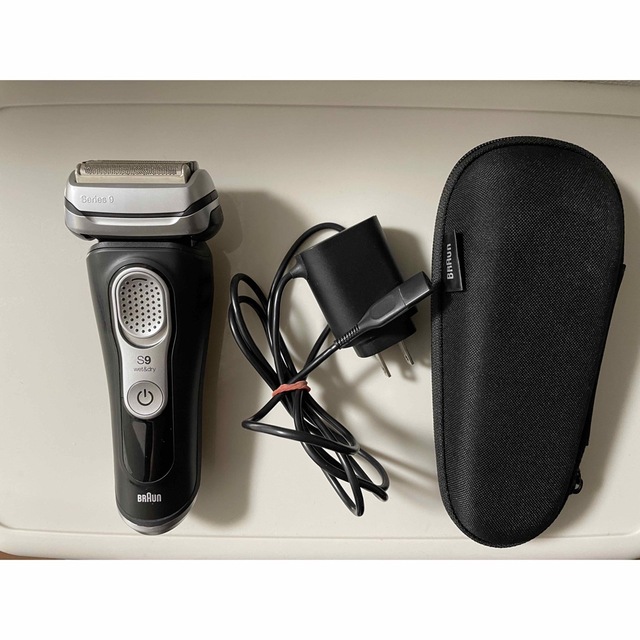 ブラウン シリーズ9 電気シェーバー 水洗い/お風呂剃り可 の通販 by 藍
