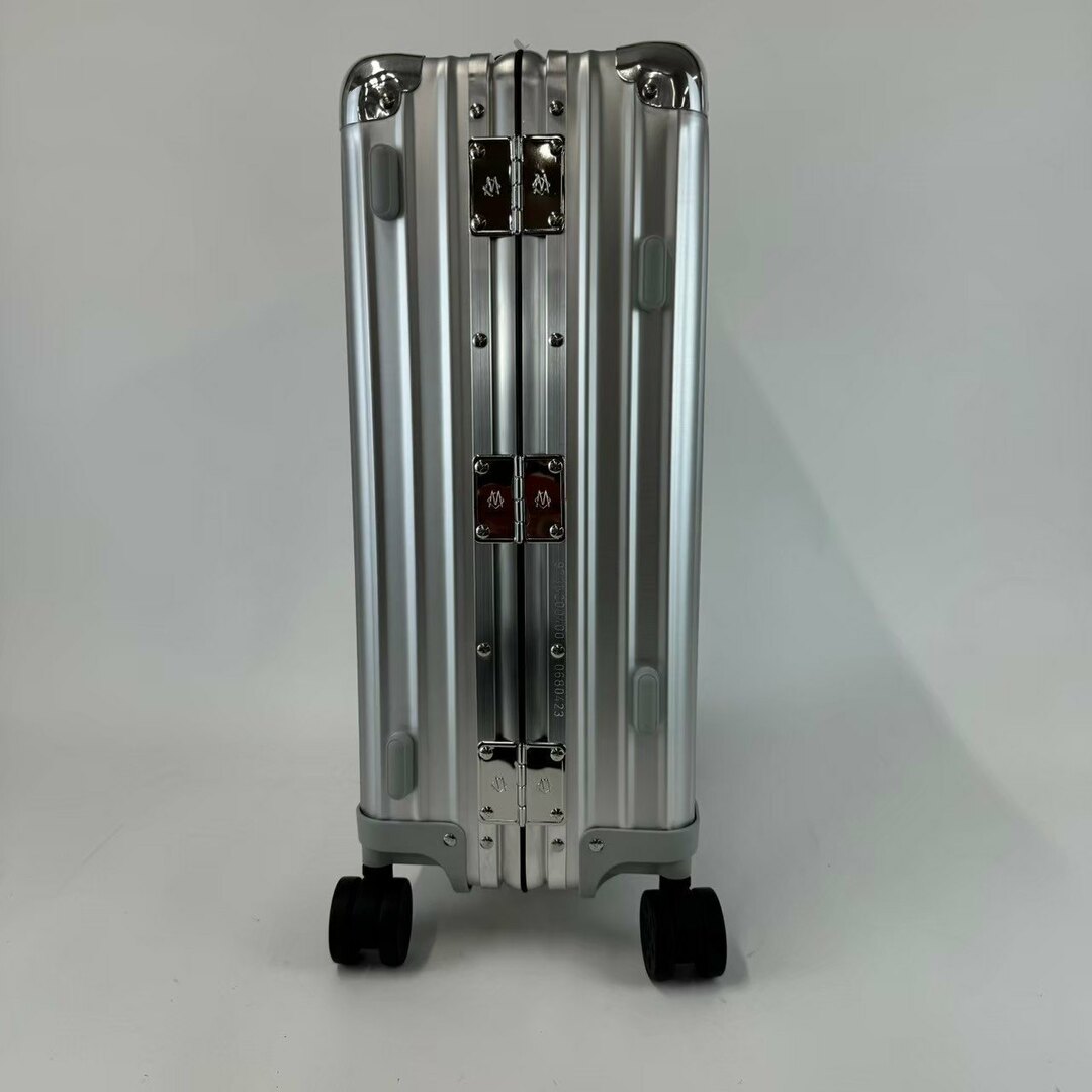 RIMOWA - 新品未使用 RIMOWA リモワ Classic Cabin S Silver 33L