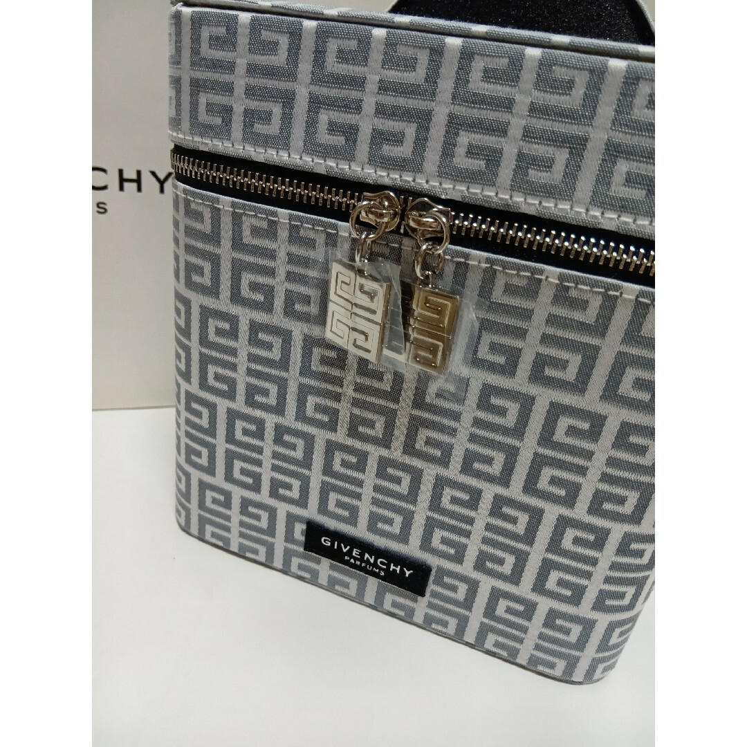 GIVENCHY - 新品 GIVENCHY モノグラムバニティポーチの通販 by