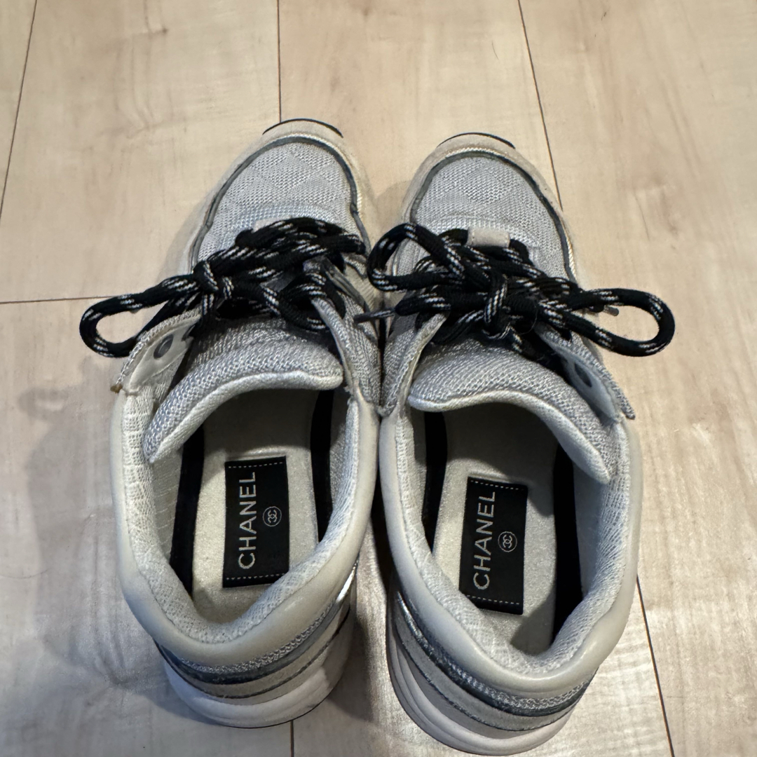 CHANEL - CHANEL グレー レディーススニーカー 38 シャネルの通販 by