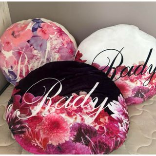 完売品】Rady♡エレフラカークッション 低反発 2個 新品未使用未開封