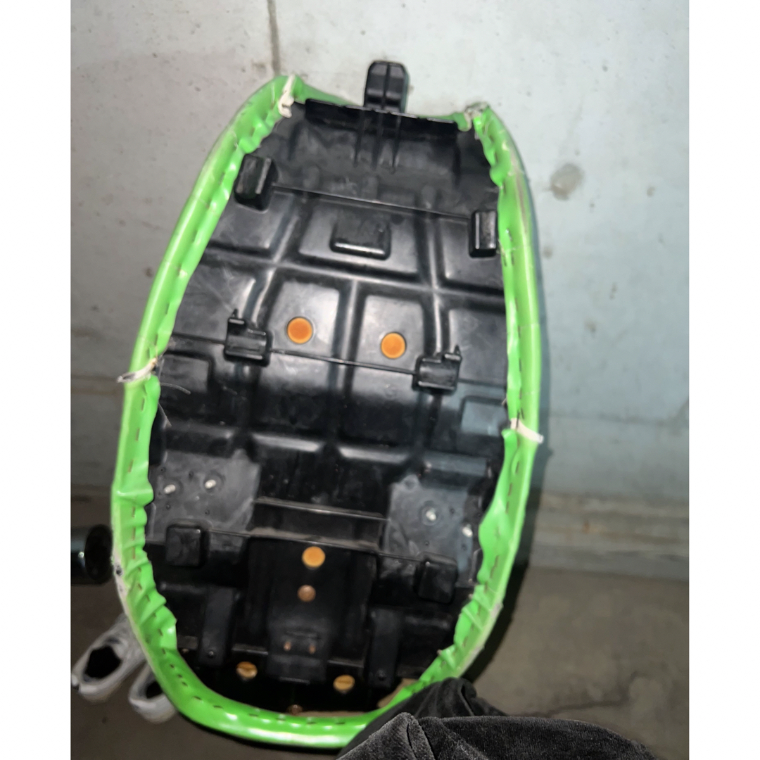 ゼファー400 三段シート 黄緑の通販 by xjr250rr's shop｜ラクマ