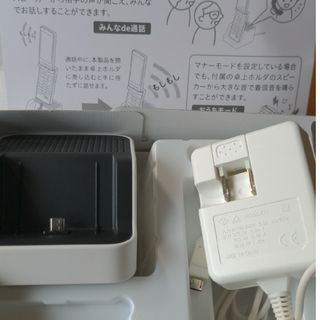 au - au かんたんケータイ KYF38 用卓上充電台とアダプターの通販 by