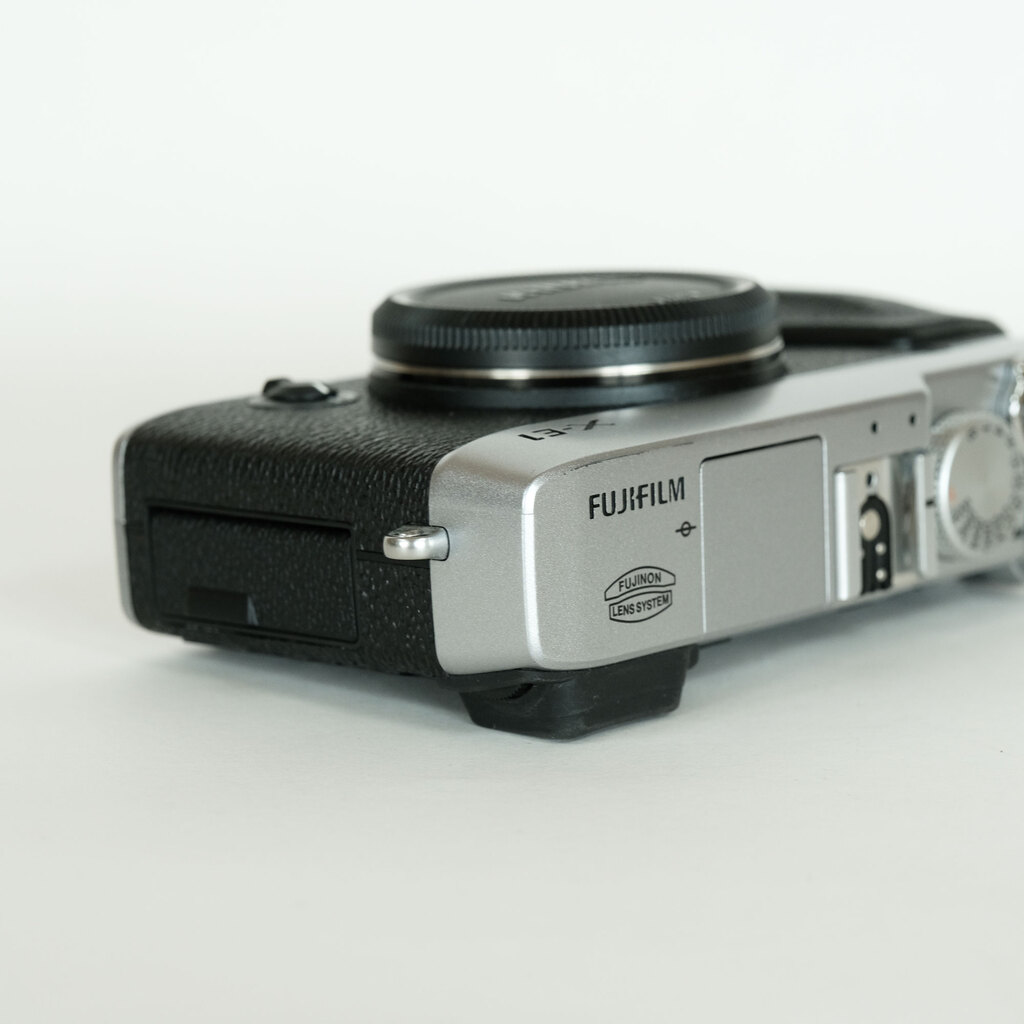 FUJIFILM X-E1 シルバーの出品 | ONE SCENE（ワンシーン）