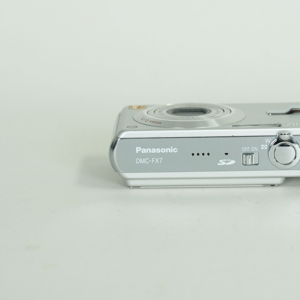 Panasonic DMC-FX7 シルキーシルバーの出品 | ONE SCENE（ワンシーン）