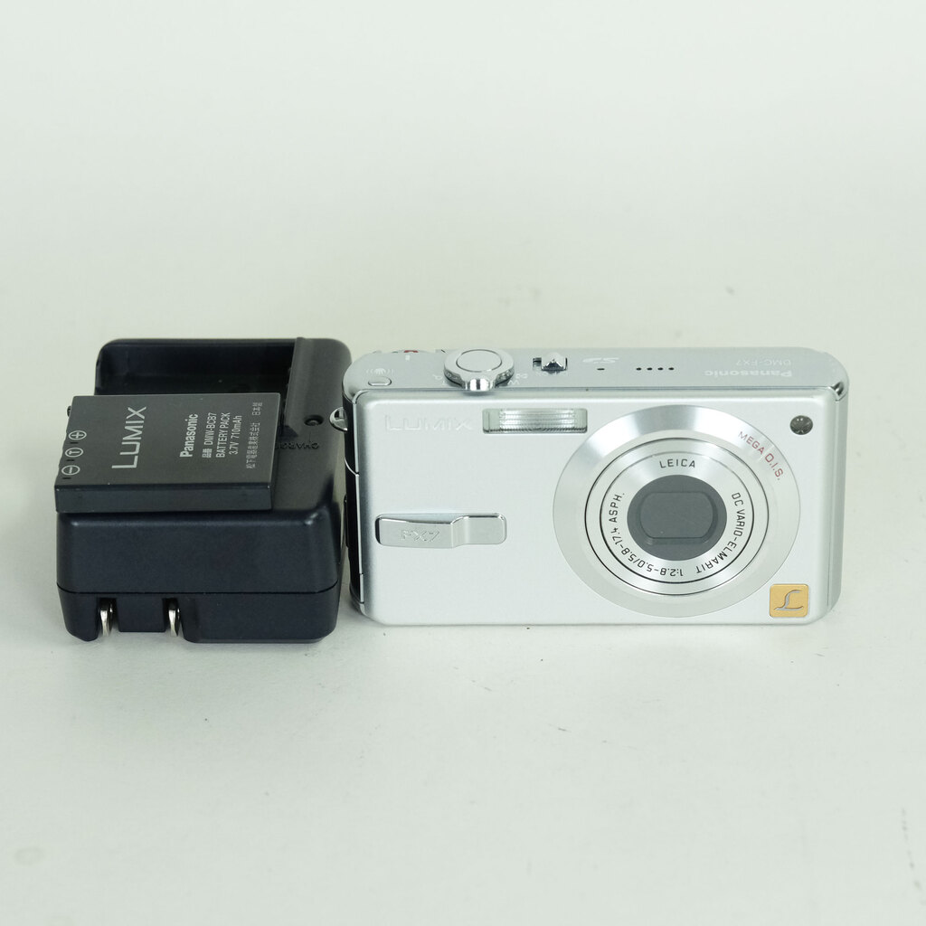 Panasonic DMC-FX7 シルキーシルバーの出品 | ONE SCENE（ワンシーン）