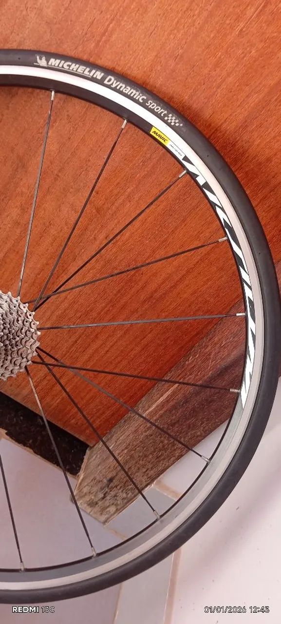 Rodas Mavic aro 700 com pneu e cassete Shimano 105 10 v - Ciclismo