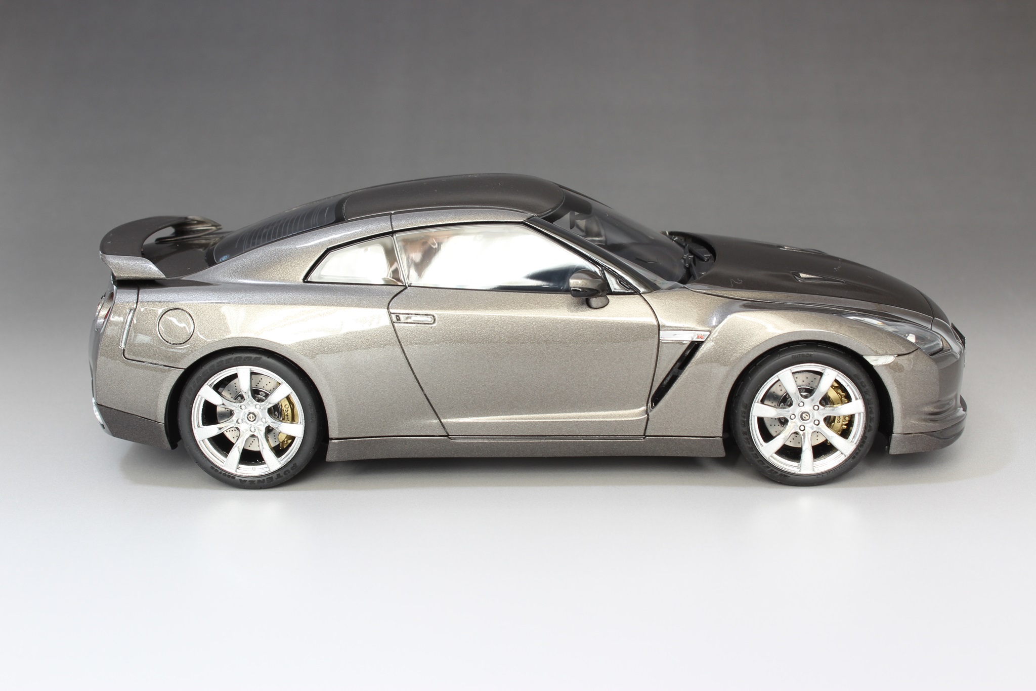 フジミ 1/24 NISSAN GT-R(R35) エンジン付｜車・AUTO｜プラモデル