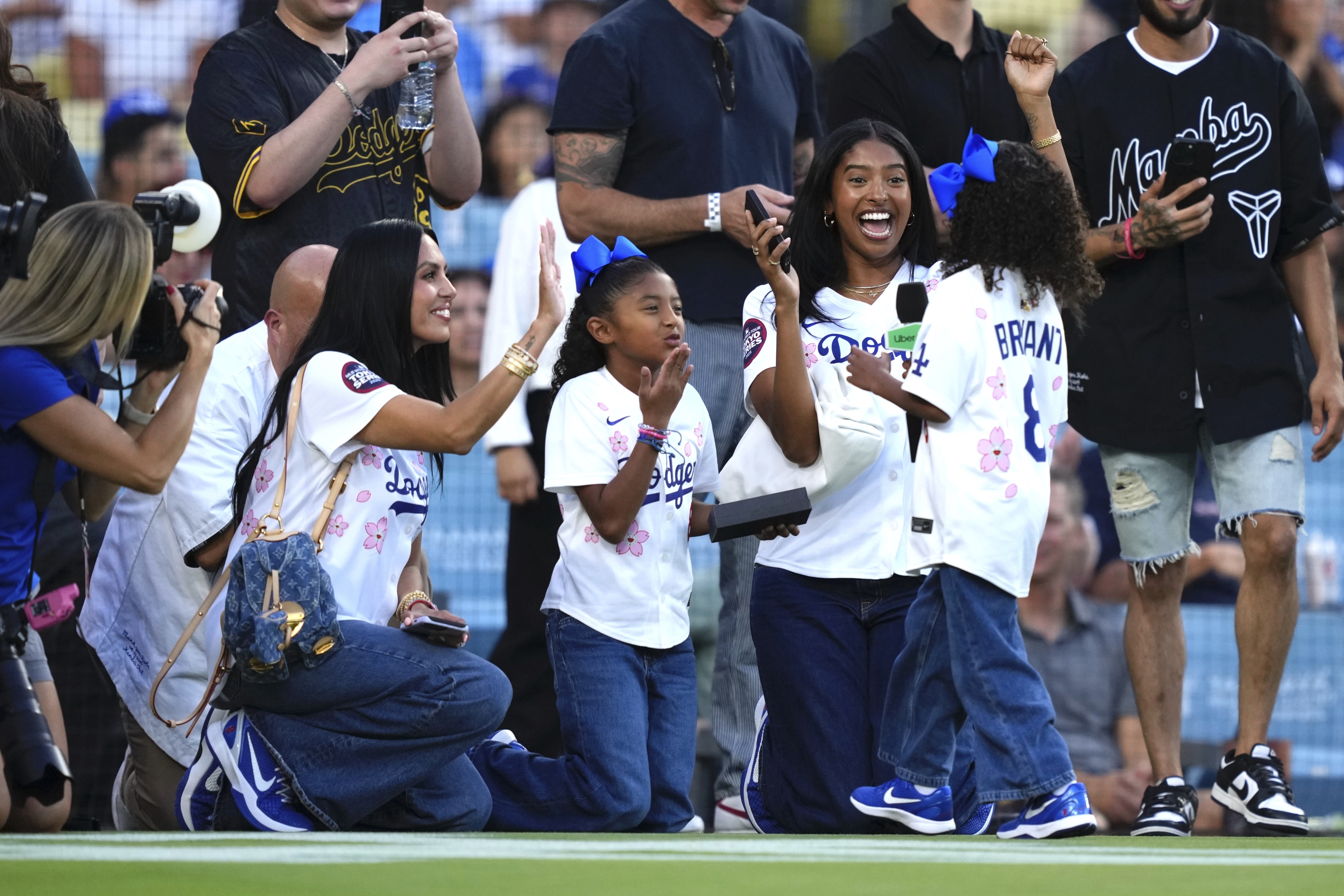 ドジャース、コービー・ブライアント氏を追悼し、ボブルヘッドを配布