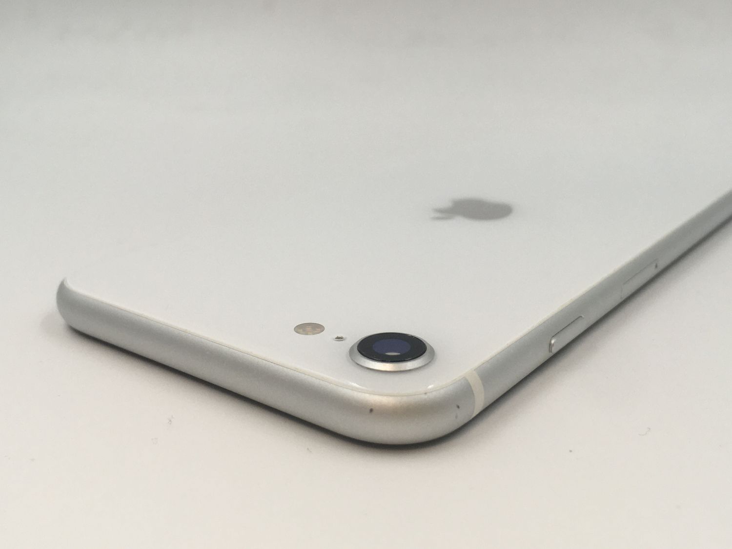 ムスビー｜4072016K【優良美品】iPhoneSE2 64GB(ホワイト)【iPhone SE