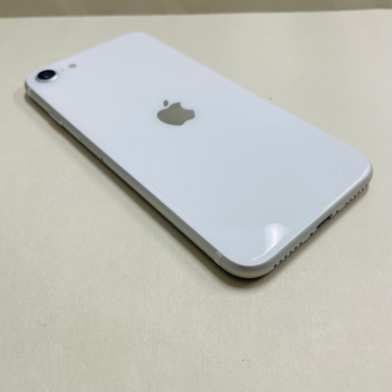 ムスビー｜[AT Shop Otsuka]美品 iphone SE第二世代 64GB SIMフリ