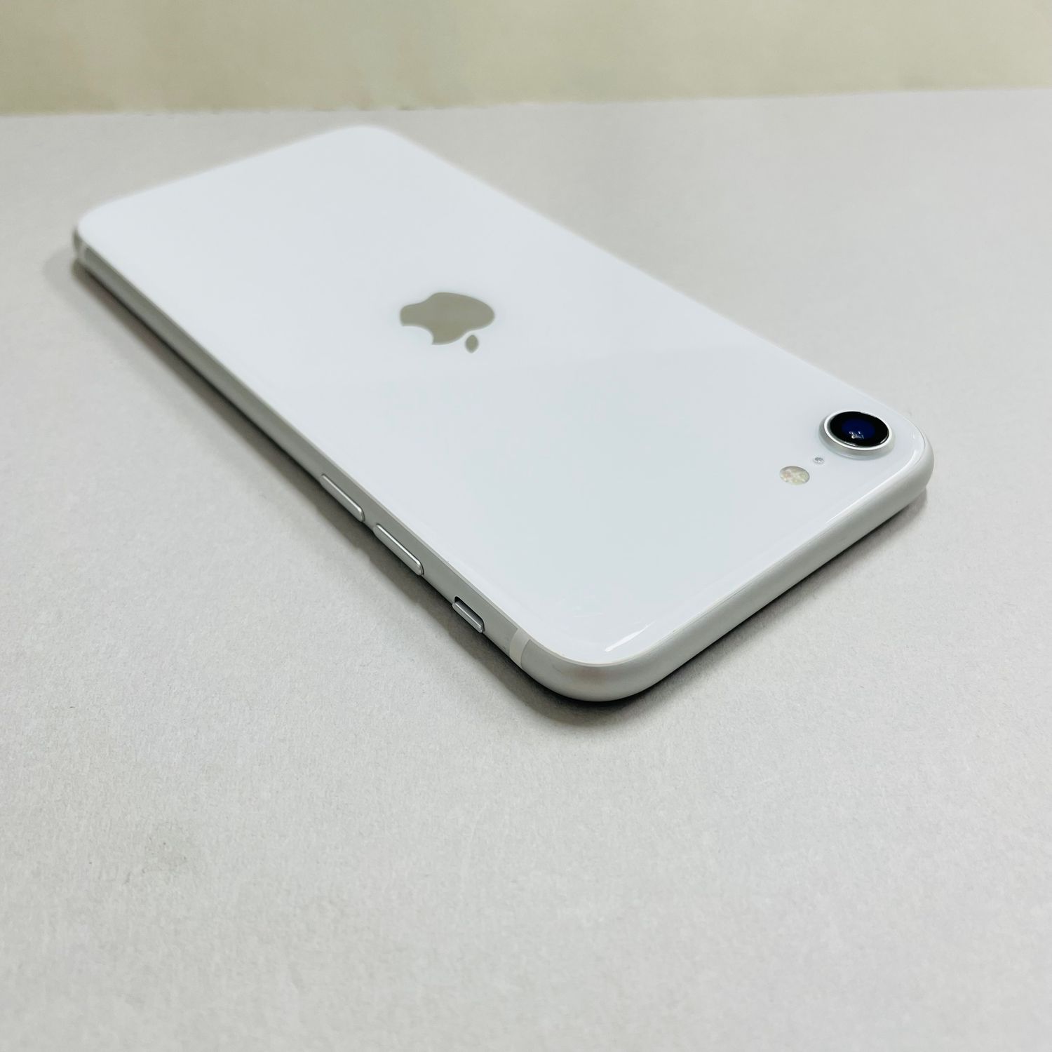 ムスビー｜[AT Shop Otsuka]美品 iphone SE第二世代 64GB SIMフリ