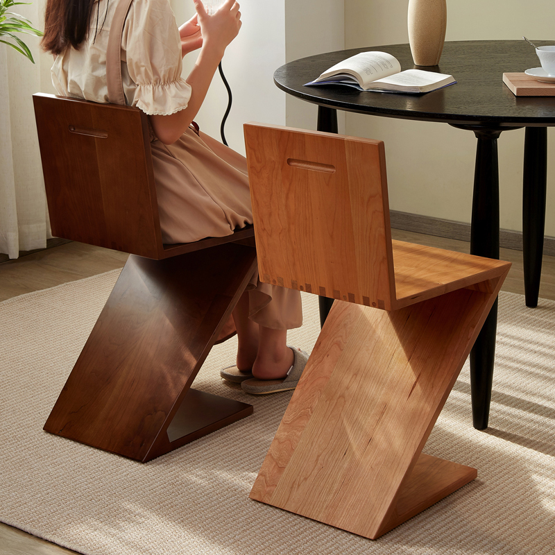 木製Z字デザインチェア | 彫刻的フォルムが映える、洗練の一脚 – CAGUUU