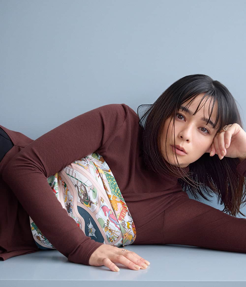 ベルト、ビスチェ、肩掛けに。40代の「エルメス大判スカーフ」活用術