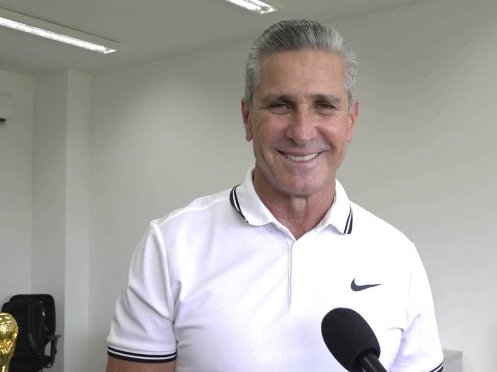 選手、監督として鹿島アントラーズに在籍したジョルジーニョが古巣の9