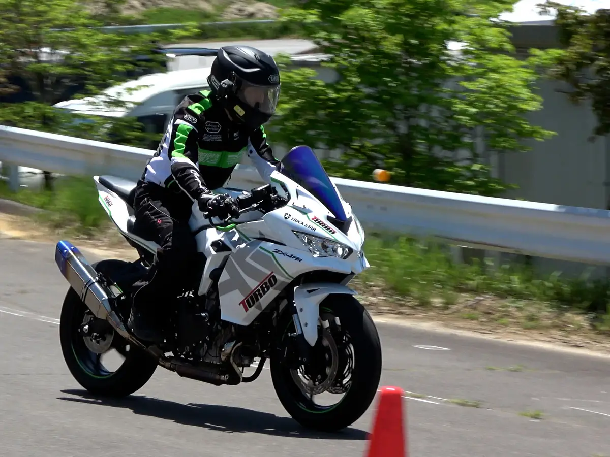 後輪100PS超！】トリックスター「ZX-4RRターボ」に一般ライダーが試乗