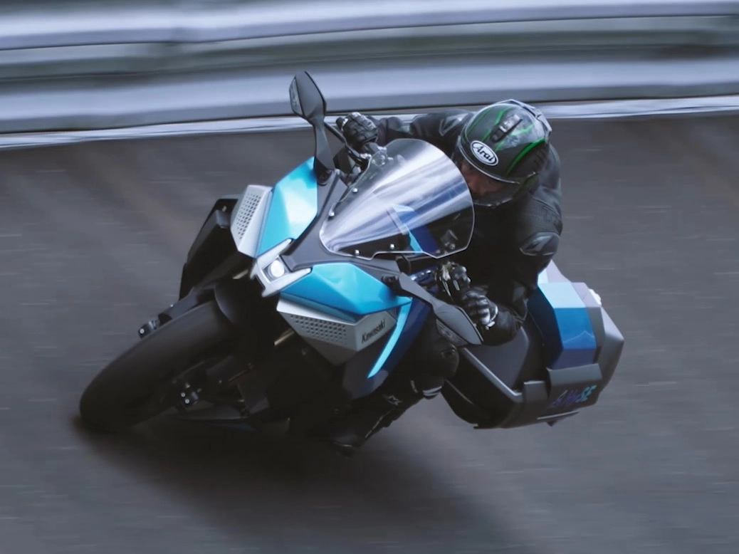 速報】2030年頃発売へ！ カワサキの「H2H2」水素エンジンバイクが初