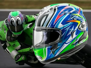 新製品】中野真矢の目玉デザインがカワサキグリーンで復刻！ Arai