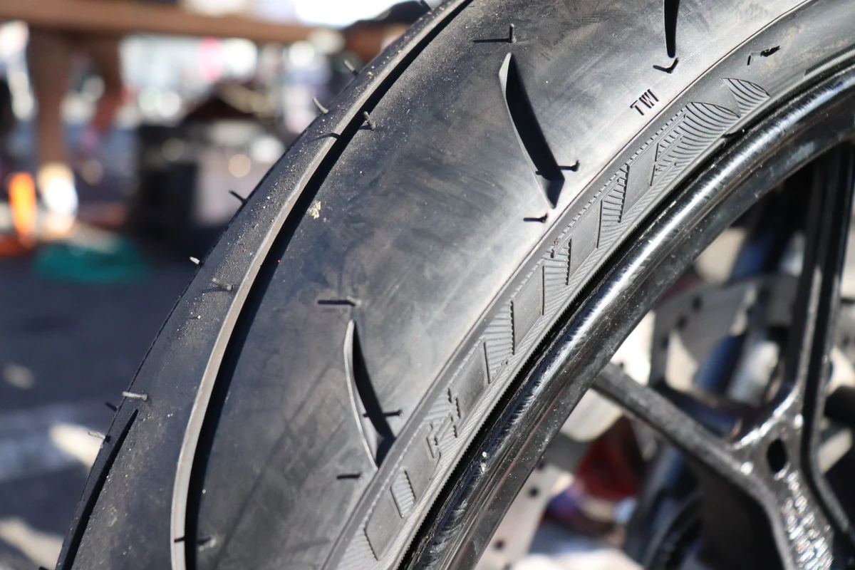 ダンロップ「SPORTMAX Q-LITE」を耐久レースで使い込み！レインも試し