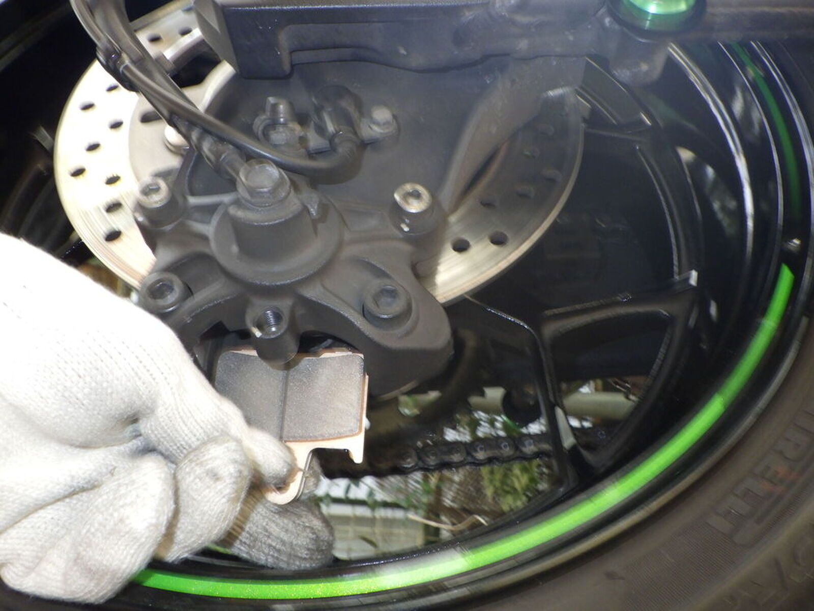 KAWASAKI ZX-14R「ZX-14R、リアブレーキパッドの交換」 | ウェビック