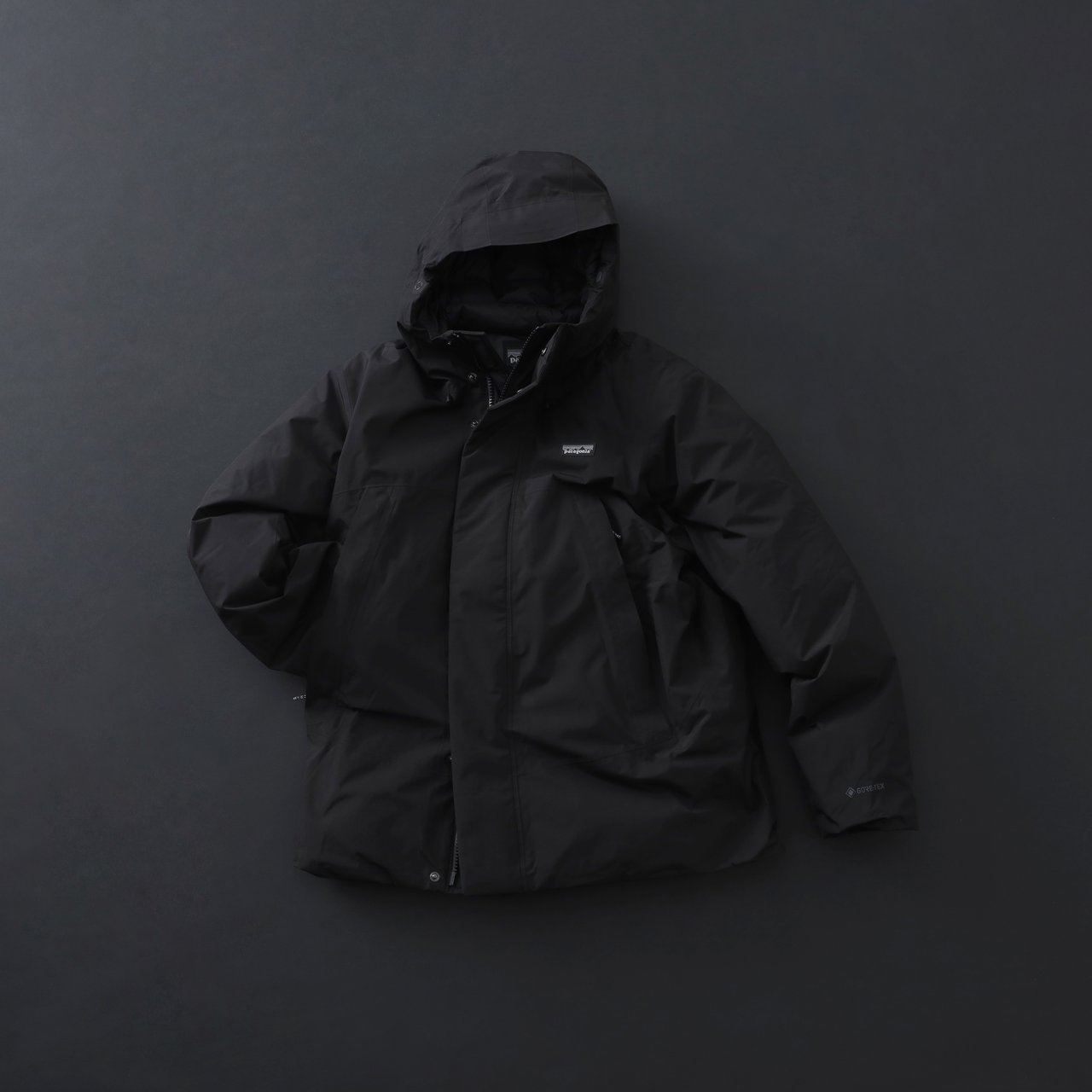 大人が買うべき「黒ダウン」20選。モンベル、パタゴニアからコム デ