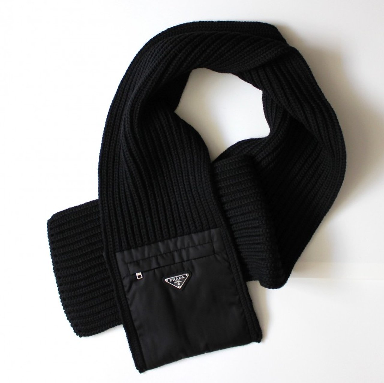 プラダの使える“黒”。おしゃれな大人が「買ってよかった」バッグ