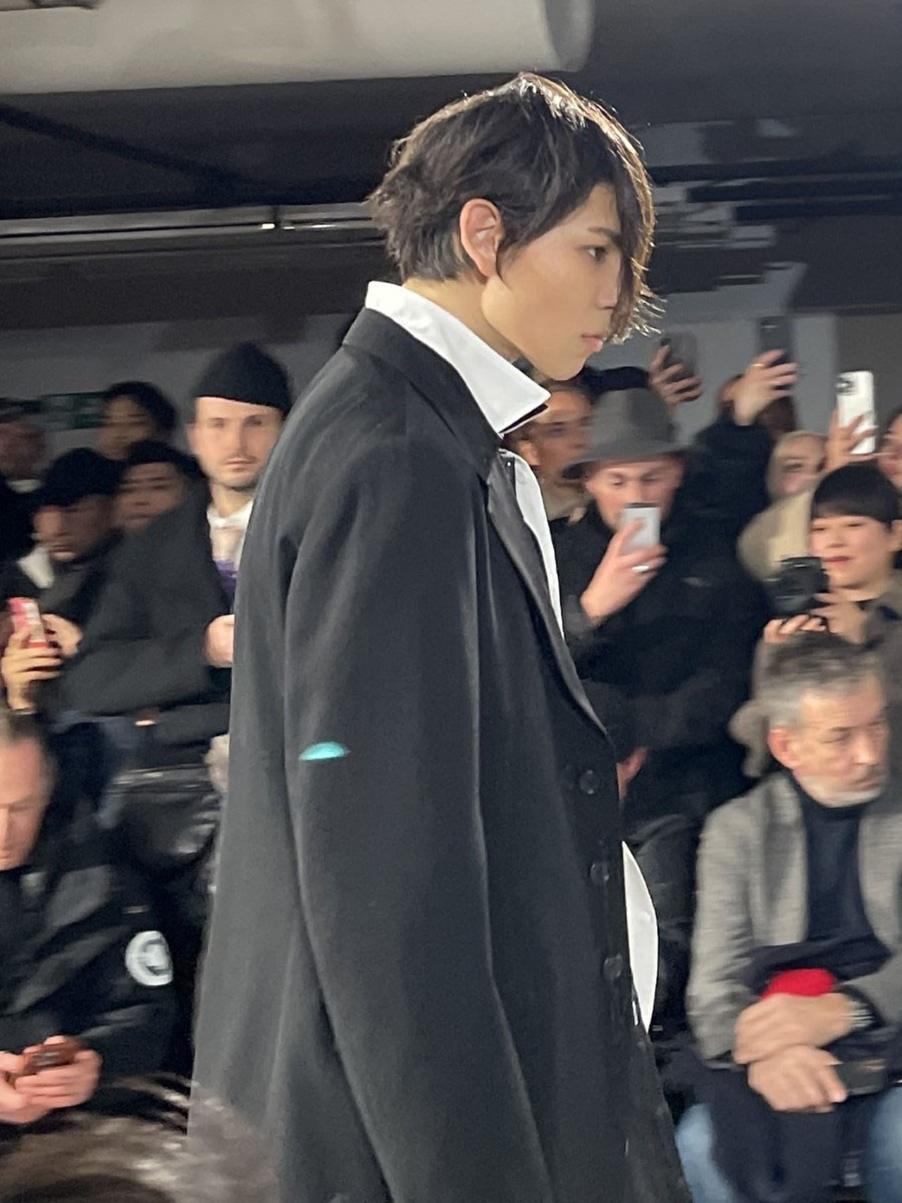 Snow Man」のラウールがパリコレランウェイモデルに。「ヨウジヤマモト