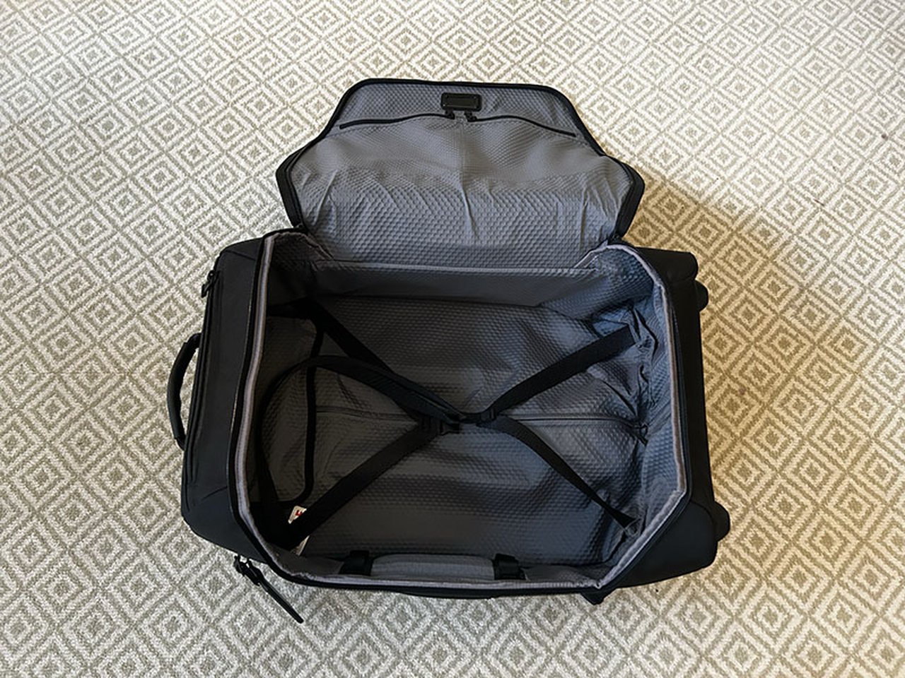 大人の旅バッグ】週末旅行の強い味方。機内持ち込みできるTUMIの