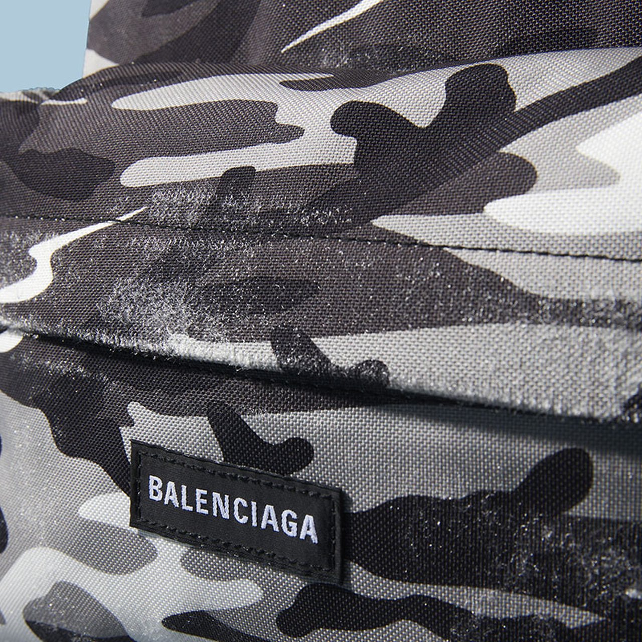 バレンシアガ】大人が選ぶべき新作小物5選。モノトーン迷彩の財布