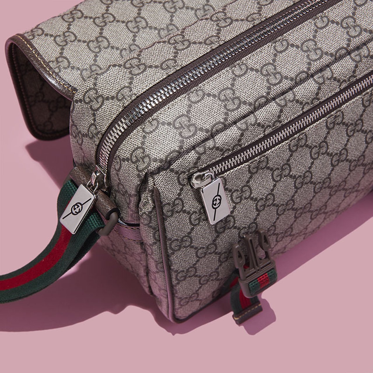 グッチ】大人が選ぶべき新作小物5選。GGキャンバスのバッグ・財布・70