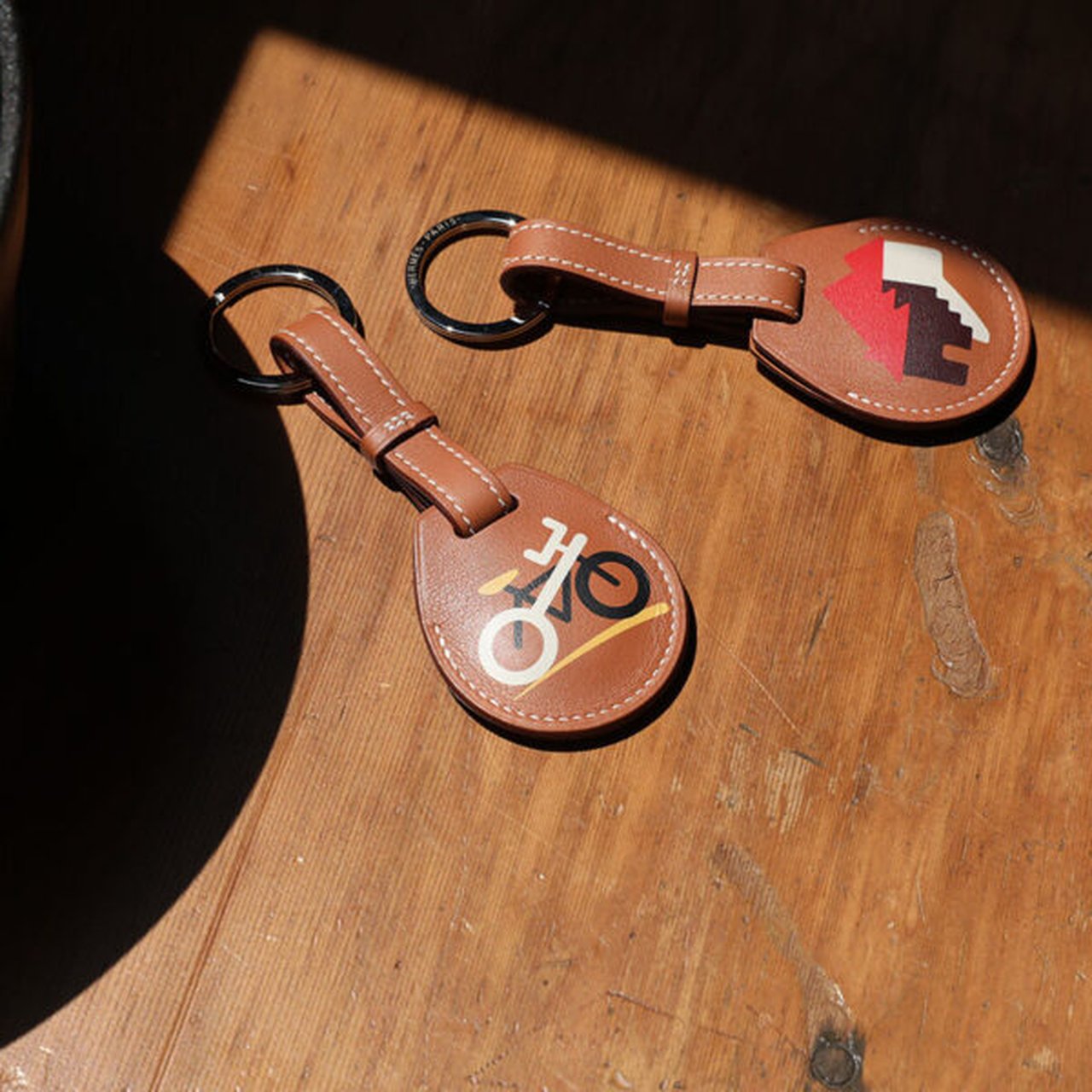 エルメス】Apple AirTag、スマホも入るオーガナイザー… 秋に大人が選ぶ