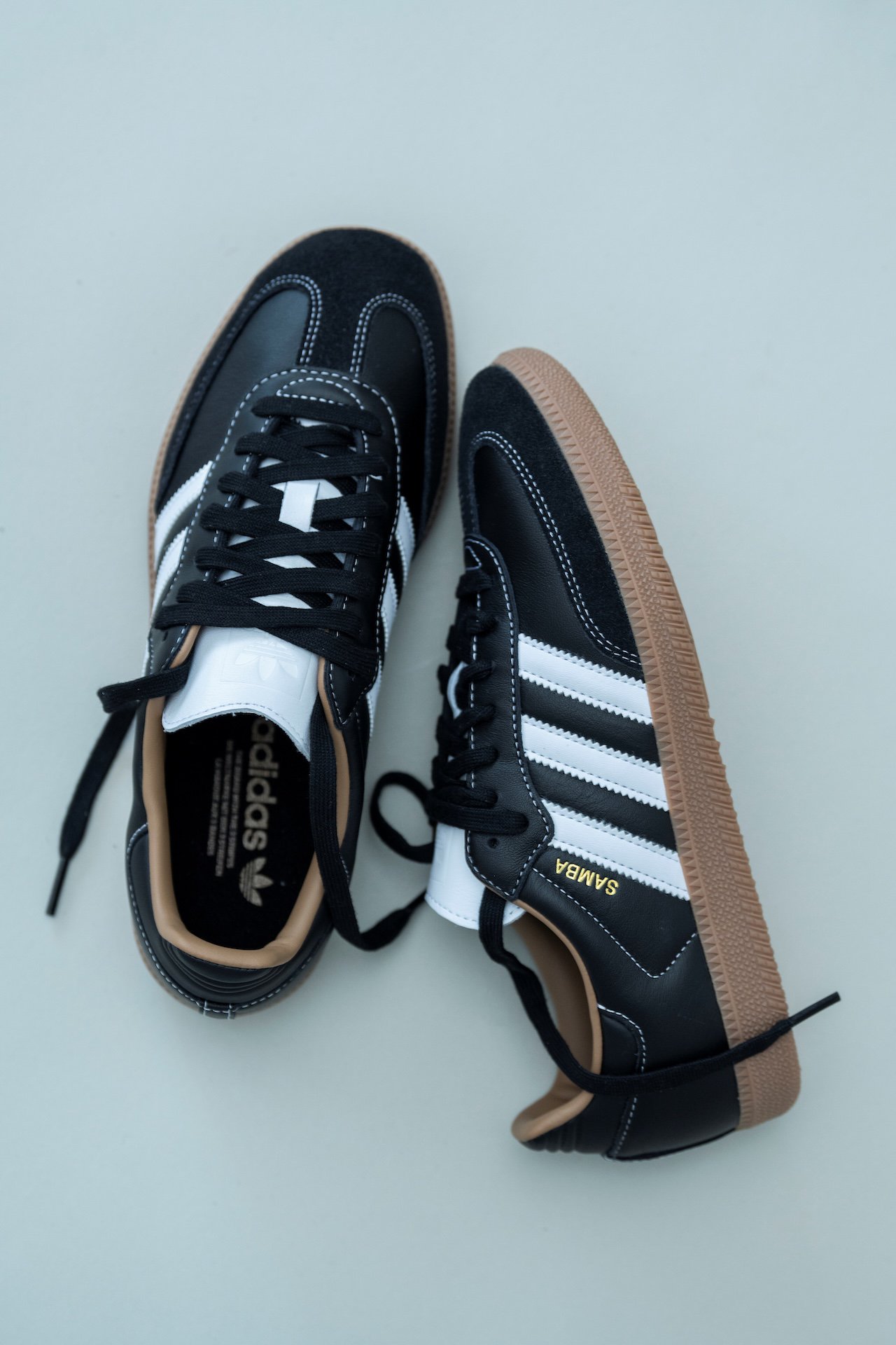 差がつく大人のアディダス】とびきり上品な「黒サンバ」。高級感が