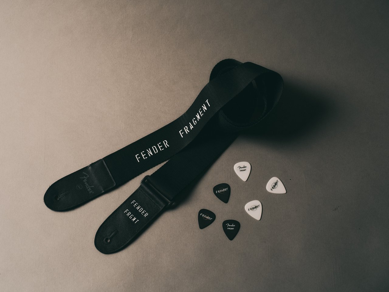 藤原ヒロシ「fragment design」とFender®のコラボギターが販売中