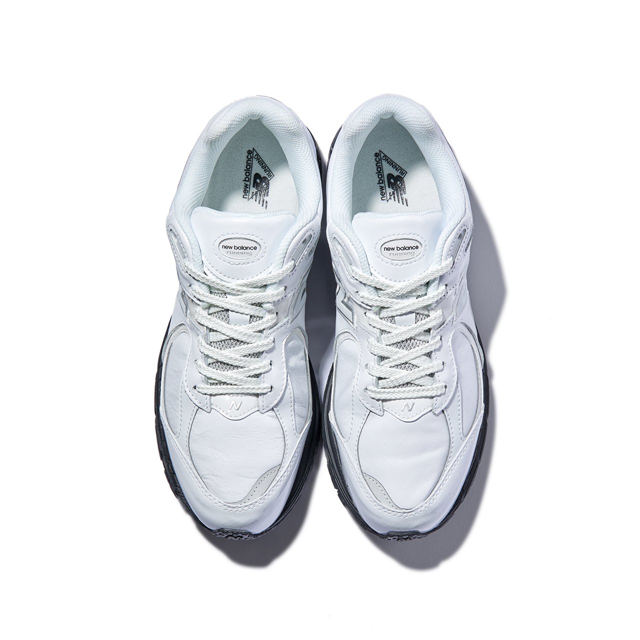ニューバランス】大人のマストバイ「白スニーカー」｜ブラックソールで