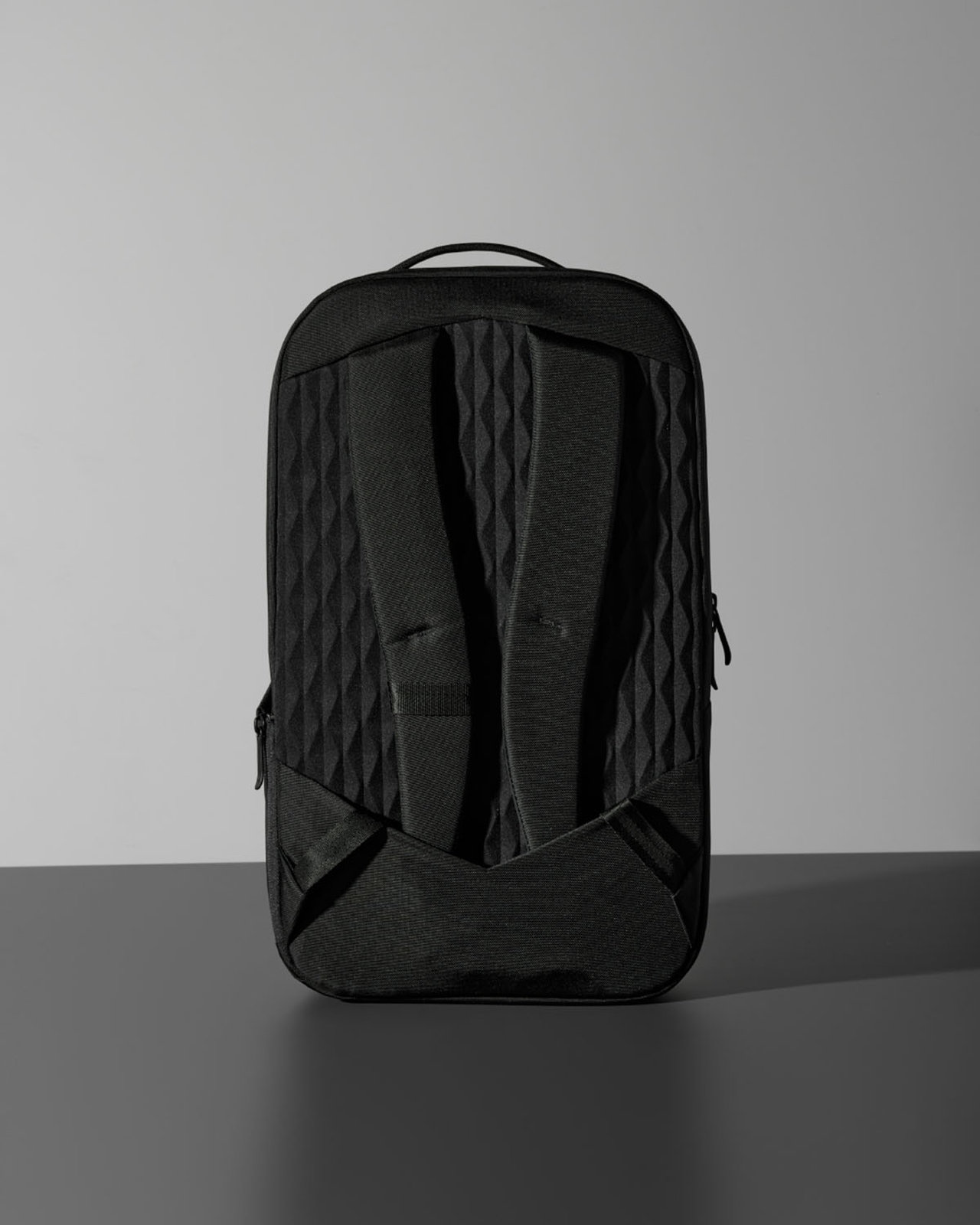 おしゃれな大人の黒バックパック】「ゴールドウイン」新作はオンオフ