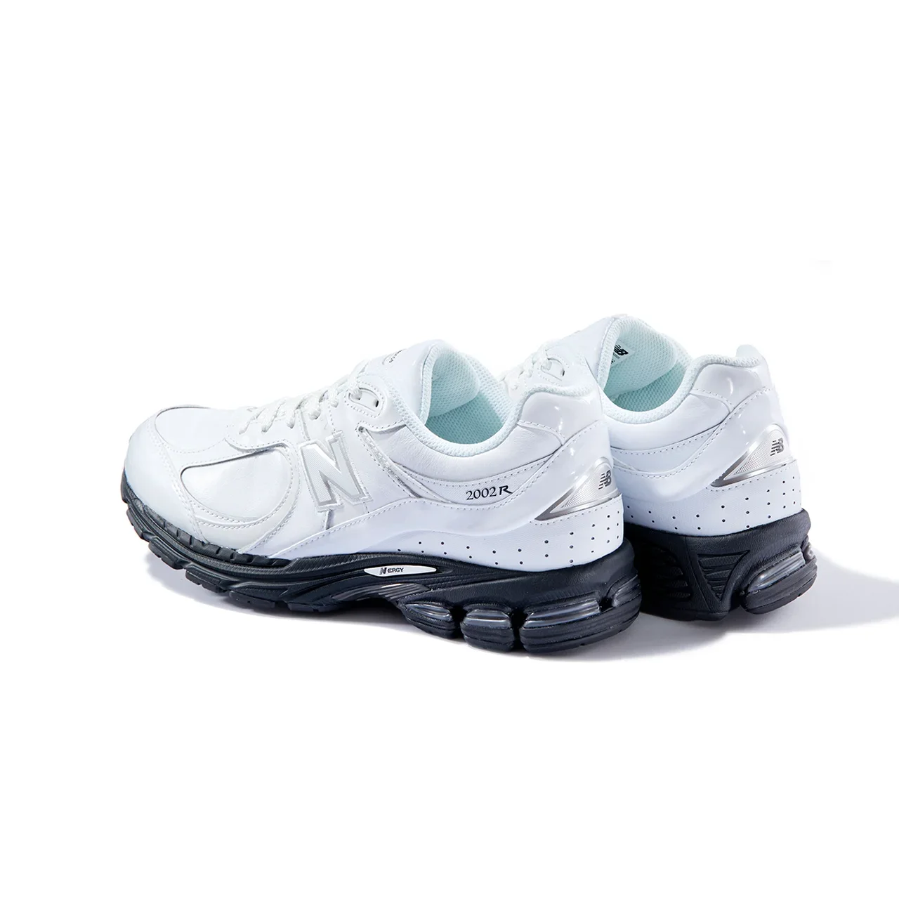 1位は『【ニューバランス】大人のマストバイ「白スニーカー