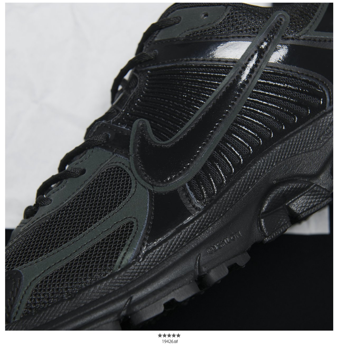 ナイキ】DSM最新コラボは奥行きのある黒の「ボメロ 5」【大人がこの