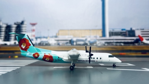 Hogan 1:200 Bombardier Dash 8-300 ANA 全日空DH28017 JA801K 图片和