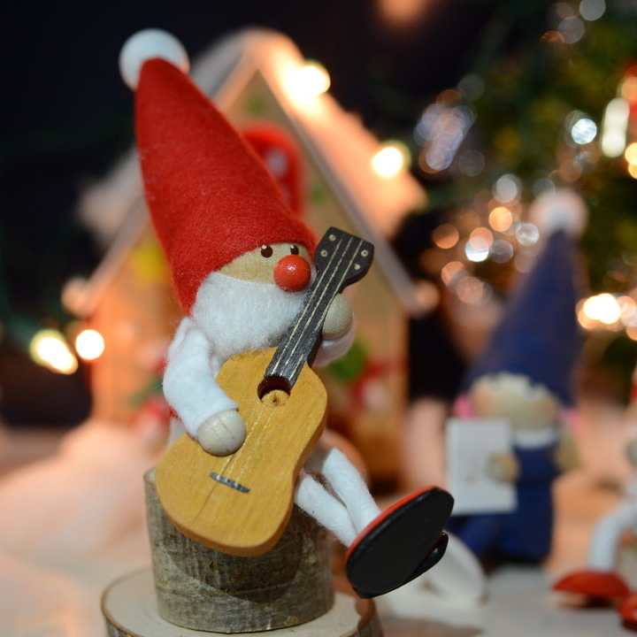 ノルディカニッセ ギターを持った白い服のサンタ (ノルディカニッセ