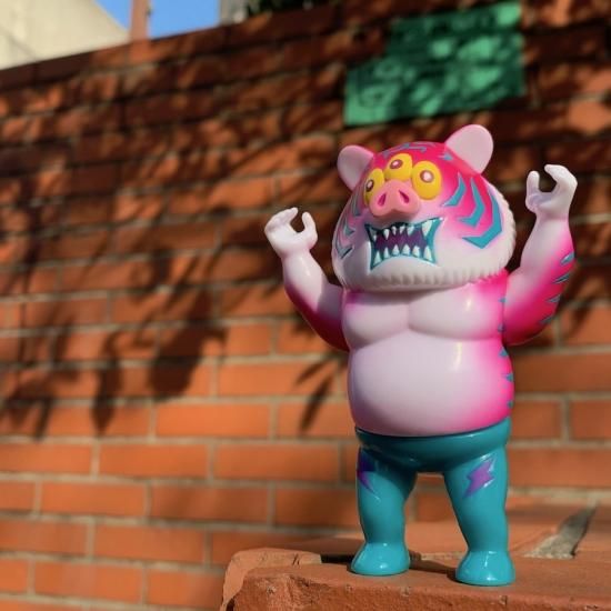 アートジャンキー x One up. ブタイガー レッド ソフビ アート