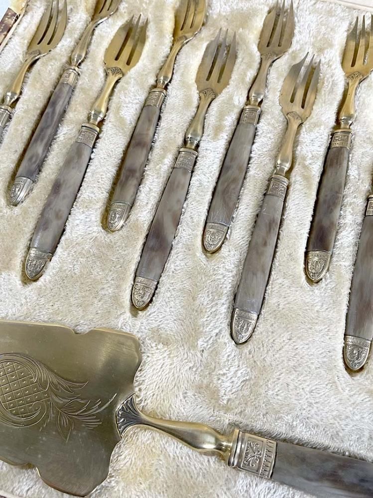 手の込んだブラス製ケーキフォークセット