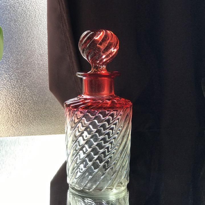 アンティークバカラ香水瓶 赤色グラデーションの優雅な特大サイズ