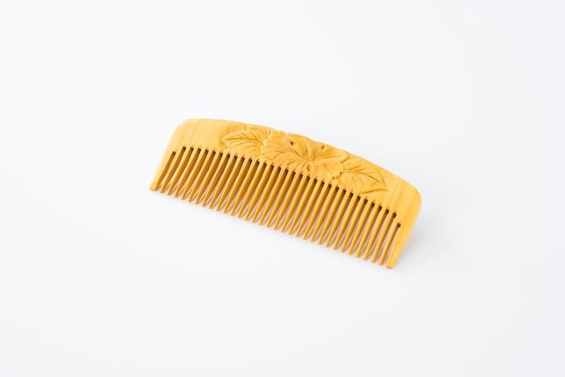 荒櫛 彫（ケース付） ハイビスカス - 薩摩つげ櫛～喜多つげ製作所