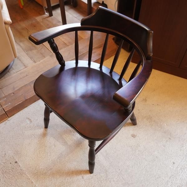 北海道民芸家具(HOKUMIN)のカバ無垢材を使用した、キャプテンチェア