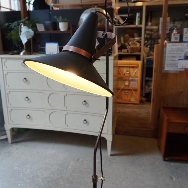 DI CLASSE(ディクラッセ)のStudio D(スタジオD)フロアランプです